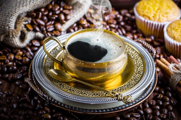 Café dans une tasse et une soucoupe