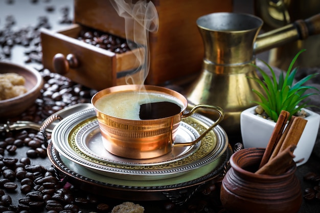 Café dans une tasse et une soucoupe