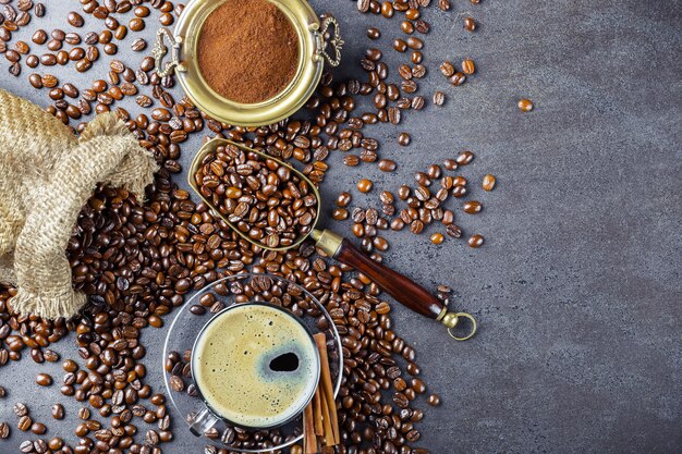 Café dans une tasse sur une surface ancienne