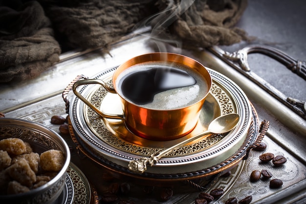 Café dans une tasse sur une surface ancienne