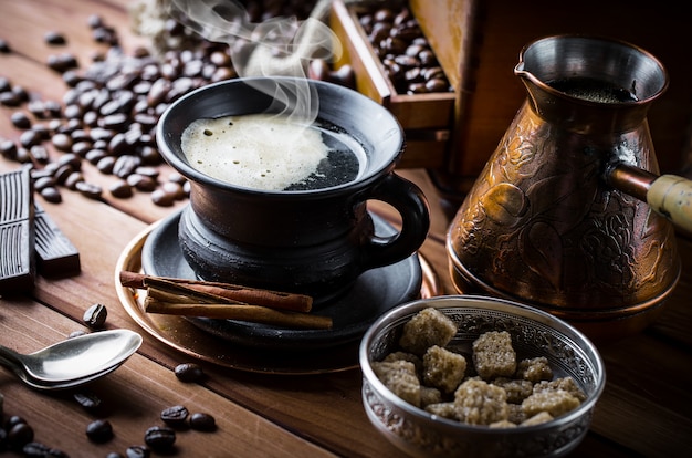 Café dans une tasse sur une surface ancienne