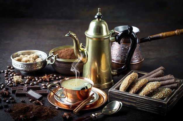 Café dans une tasse sur une surface ancienne