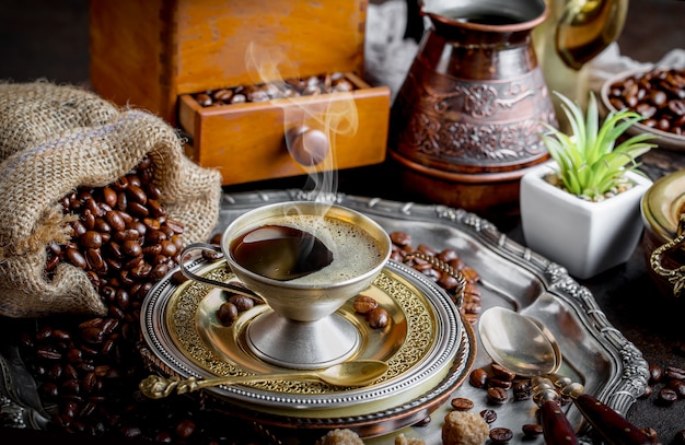 Photo café dans une tasse sur une surface ancienne