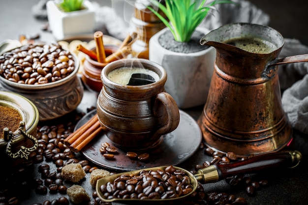 Café dans une tasse sur une surface ancienne