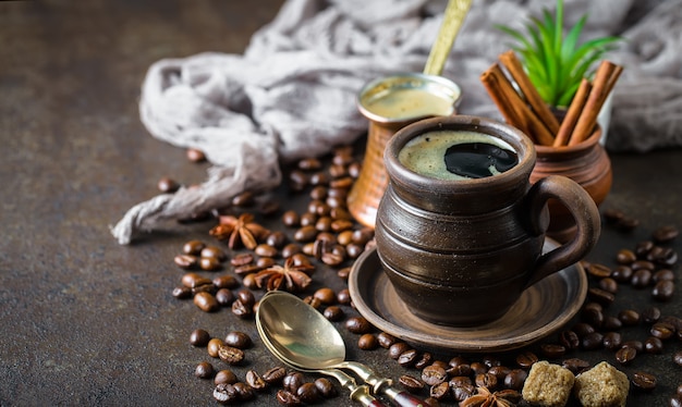 Café dans une tasse sur une surface ancienne