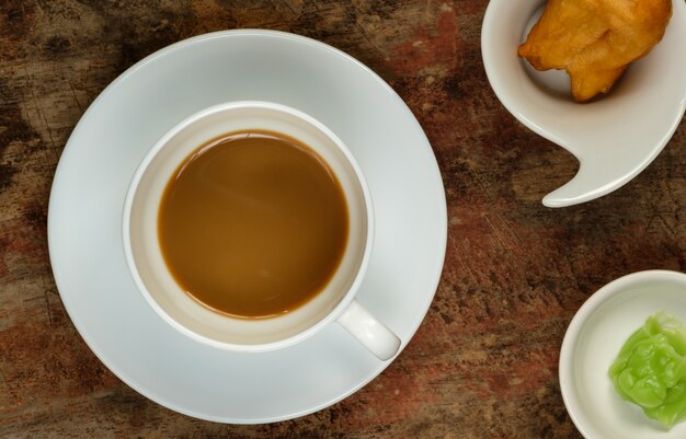 Café dans une tasse sur la table