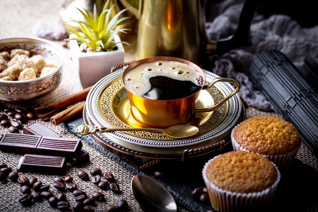 Café dans une tasse sur une vieille table.