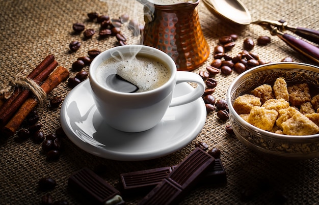 Café dans une tasse sur une vieille table.