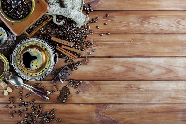 Café dans une tasse sur une vieille table.