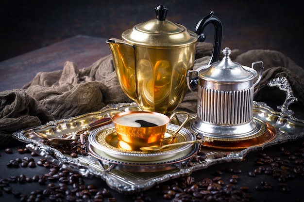 Café dans une tasse sur une vieille table.