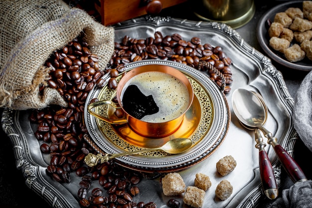 Café dans une tasse sur une vieille table.