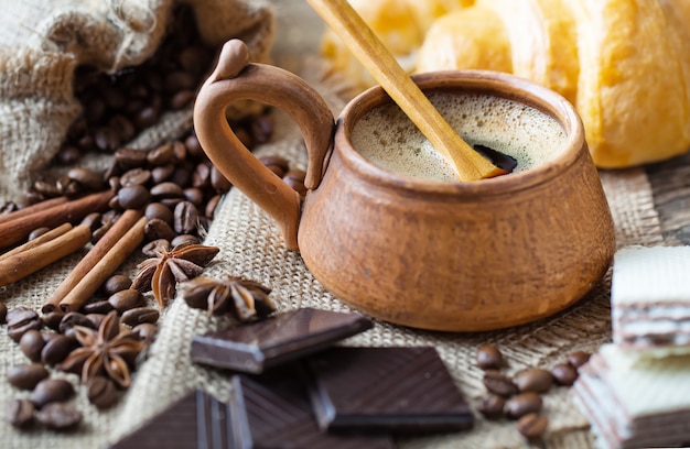 Café dans une tasse sur un vieux fond