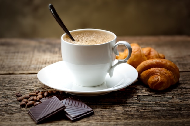 Café dans une tasse sur un vieux fond