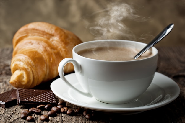 Café dans une tasse sur un vieux fond