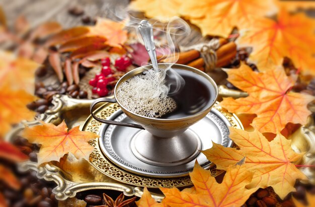 Café dans une tasse sur un vieux fond