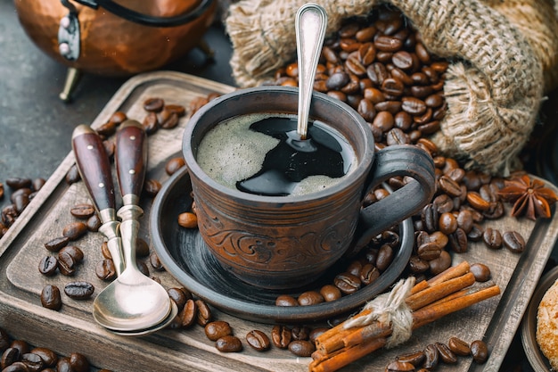 Café dans une tasse sur un vieux fond