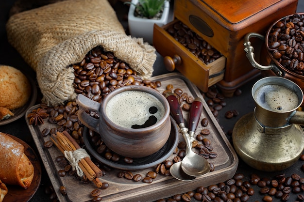 Café dans une tasse sur un vieux fond