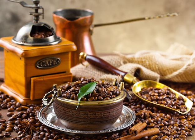 Café dans une tasse sur un vieux fond