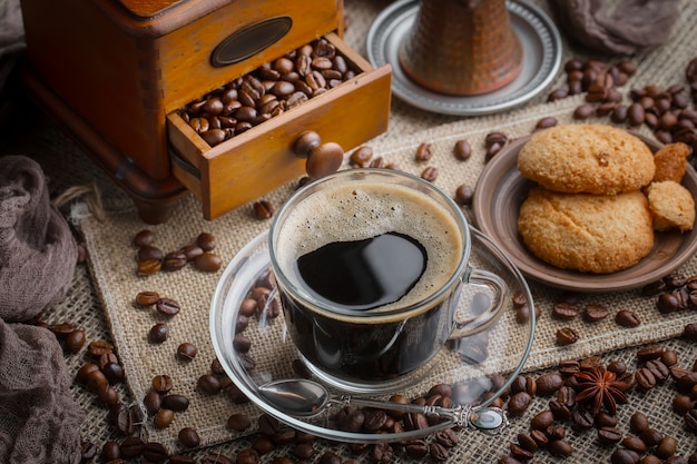 Café dans une tasse sur un vieux fond