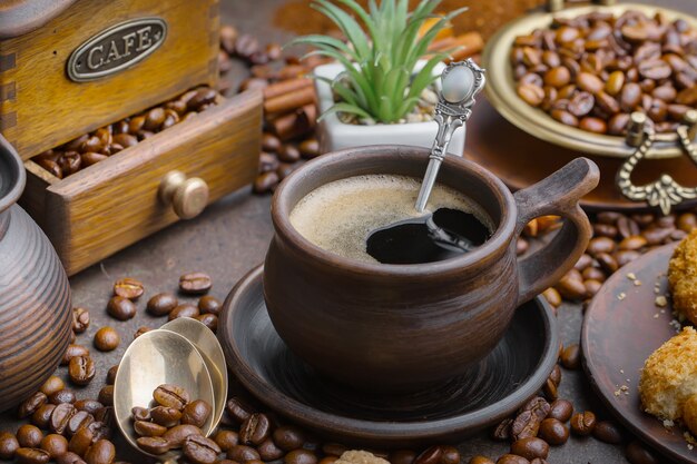 Café dans une tasse sur un vieux fond