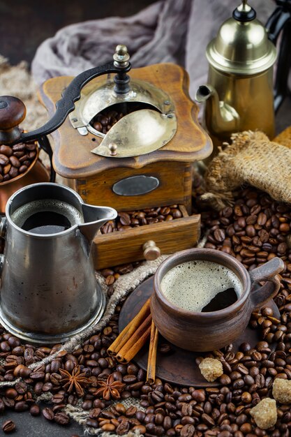 Photo café dans une tasse sur un vieux fond