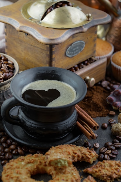 Café dans une tasse sur un vieux fond