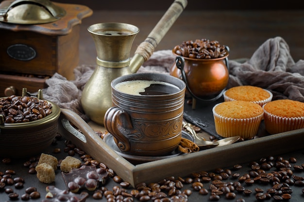 Café dans une tasse sur un vieux fond