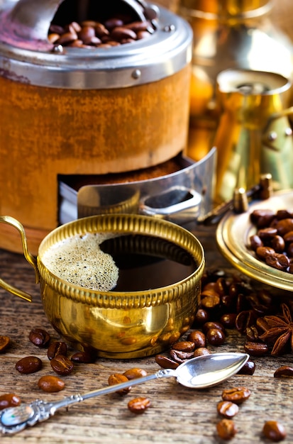 Café dans une tasse sur un vieux fond