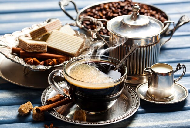 Café dans une tasse sur un vieux fond