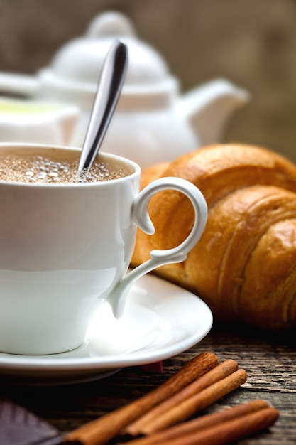 Café dans une tasse sur un vieux fond