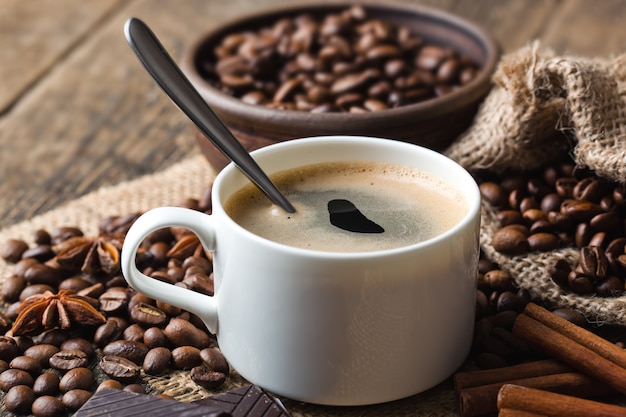 Café dans une tasse sur un vieux fond