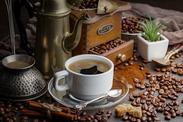 Café dans une tasse sur un vieux fond