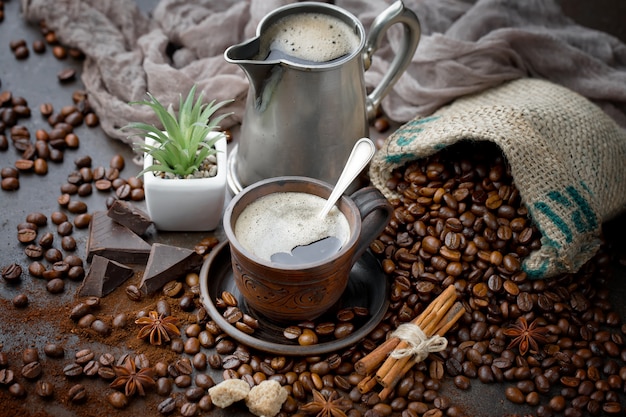 Café dans une tasse sur un vieux fond