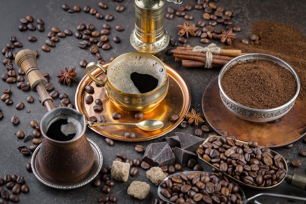 Café dans une tasse sur un vieux fond