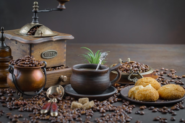 Café dans une tasse sur un vieux fond