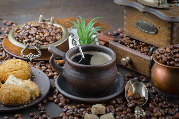 Café dans une tasse sur un vieux fond