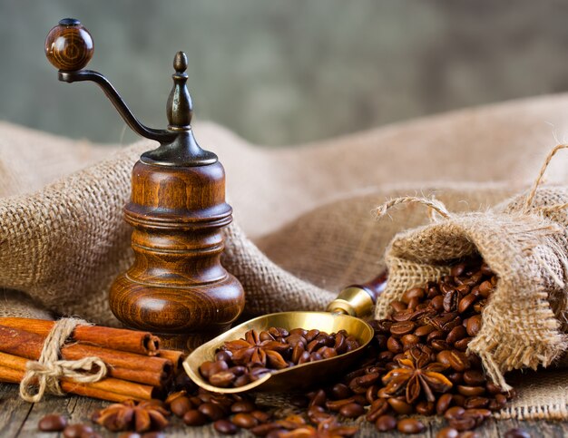 Café dans une tasse sur un vieux fond