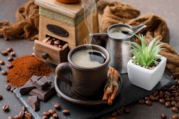 Café dans une tasse sur un vieux fond