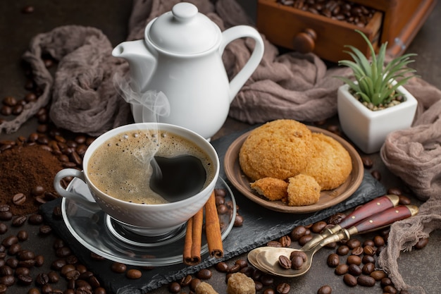 Café dans une tasse sur un vieux fond