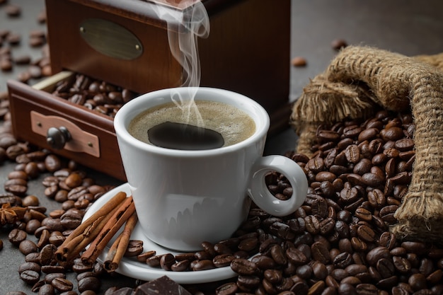 Café dans une tasse sur un vieux fond