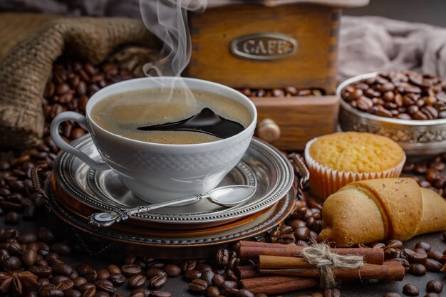 Café dans une tasse sur un vieux fond