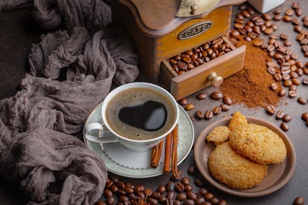 Café dans une tasse sur un vieux fond