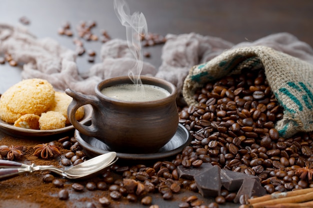 Café dans une tasse sur un vieux fond