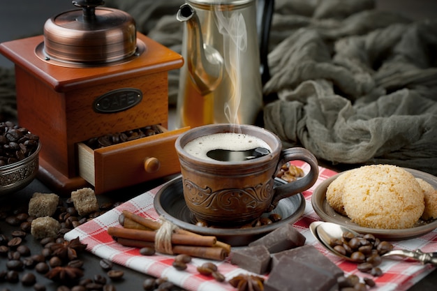 Café dans une tasse sur un vieux fond