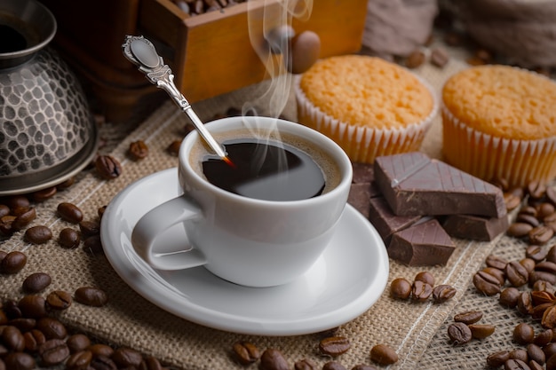 Café dans une tasse sur un vieux fond