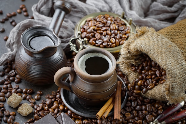 Café dans une tasse sur un vieux fond