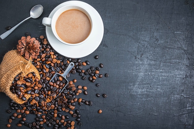 Café dans des tasses à café et grains de café torréfiés