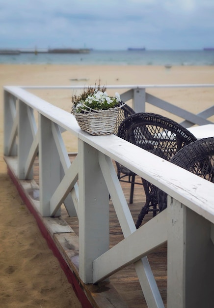 Café décor de mariage blanc au bord de la mer