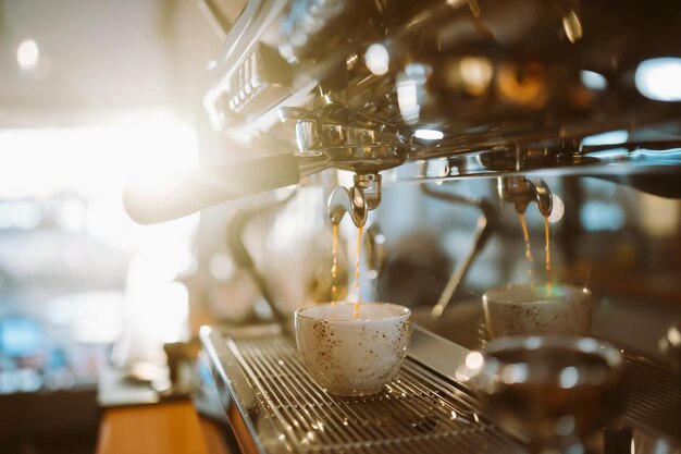 Photo café délicieux et chaud, versé de la machine à café dans une tasse à café