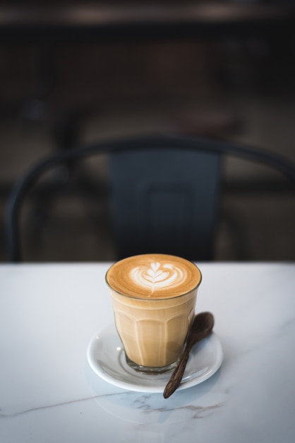 Café dernier sur une table blanche au café